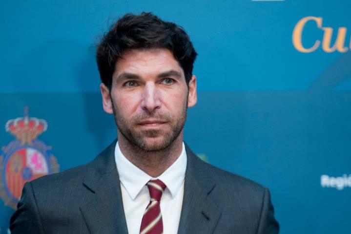 El torero Cayetano Rivera sale ileso tras estrellar su furgoneta en una rotonda