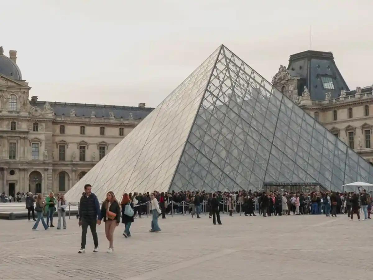 El Museo del Louvre enfrenta críticas por fallas de seguridad tras el robo de joyas históricas: se reabre el debate sobre la protección del patrimonio cultural