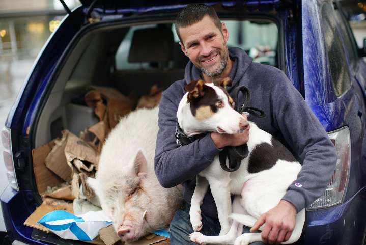 A veteran lived in a car with his 250-pound pig for months. Portland first responders found them homes