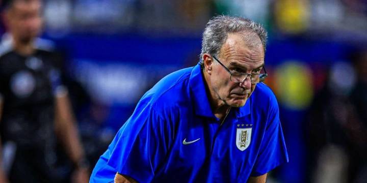 Giro inesperado en el futuro de Bielsa en Uruguay: la llamativa condición que aceptó para continuar
