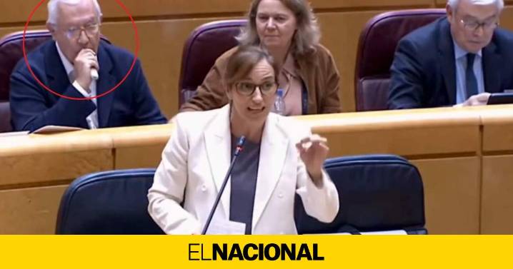 Pillan al popular Javier Arenas vapeando en el Senado mientras interviene la ministra de Sanidad