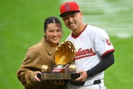 Steven Kwan wins 4th straight Gold Glove Award; José Ramírez denied again