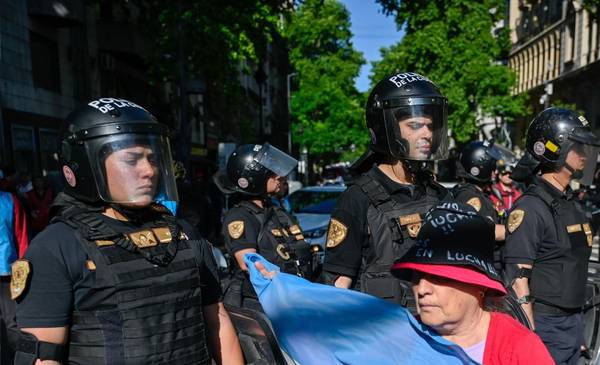 Los jubilados volvieron a marchar contra el ajuste de Milei