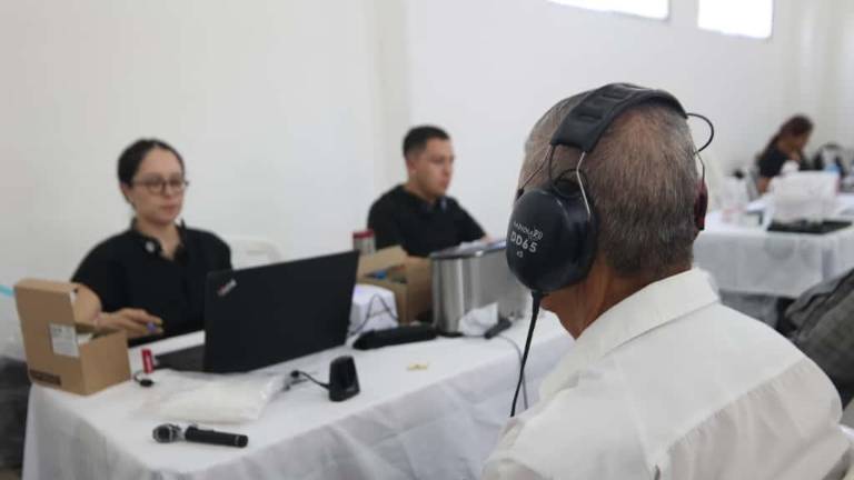 Entregan gratis auxiliares auditivos a 240 personas del sur de Sinaloa, a través de la Beneficencia Pública de Sinaloa