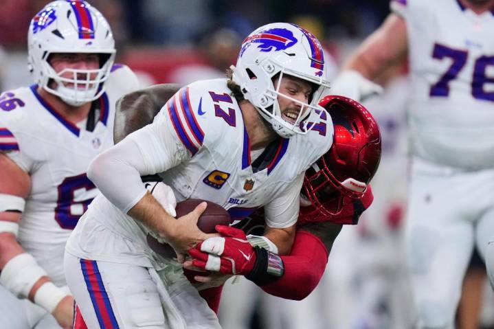 Josh Allen regresa a entrenar con Bills tras recibir ocho capturas ante Houston