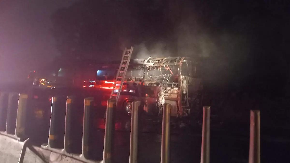 Arde autobús de Turismo en Amatlán de los Reyes