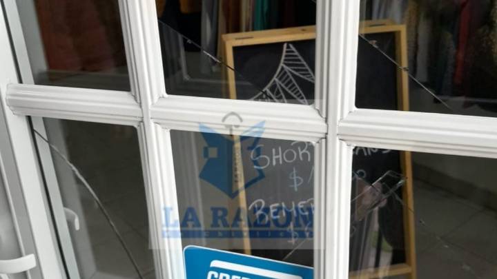 Forzaron el portón y robaron dinero de un comercio