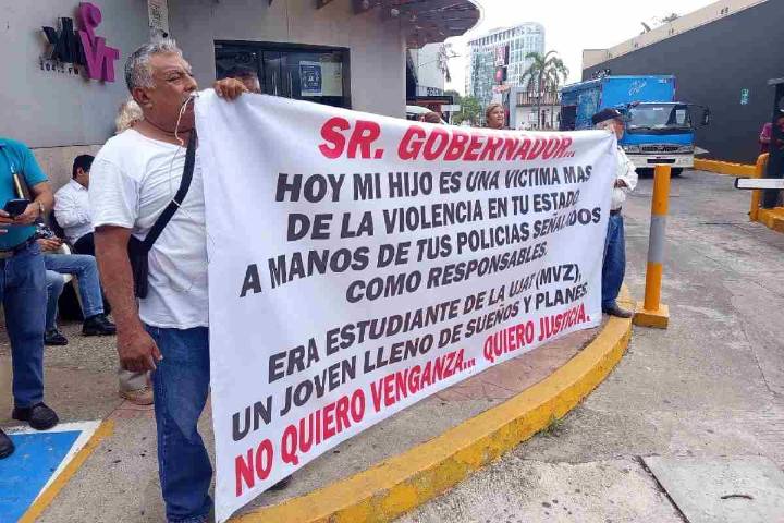 Marchan en Tabasco por Rodrigo, universitario presuntamente asesinado por policías; fiscal admite no tener línea de investigación