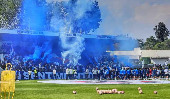 Cábala celeste: Aficionados de Cruz Azul apoyan a su equipo en la Noria antes de enfrentarse a Chivas