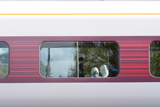 Policía británica acusa a un hombre de intento de asesinato tras apuñalar a 11 personas en un tren