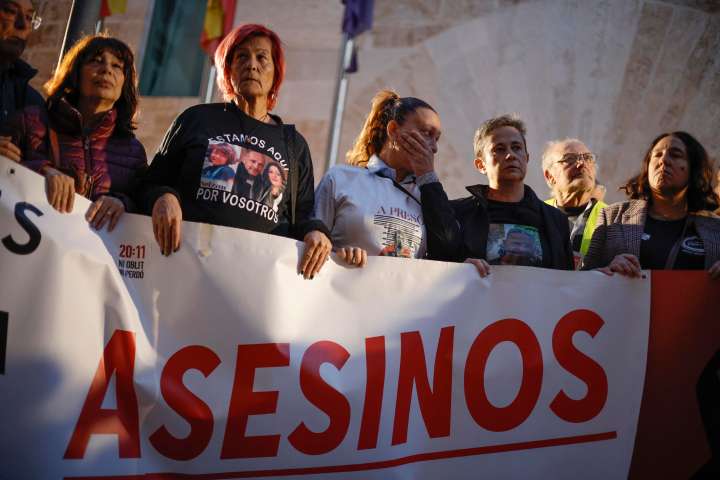 Una protesta pide ‘Mazón a prisión’ en València en plena negociación para su relevo