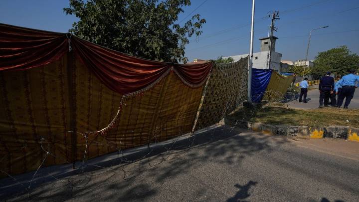 Pakistan arrests 4 militants in connection to suicide bombing at Islamabad court