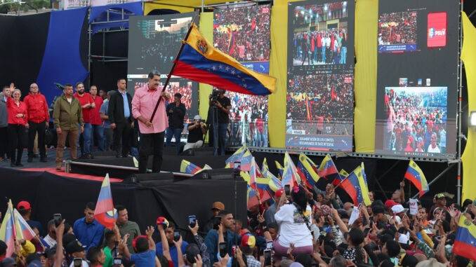 Maduro y principales cabezas del chavismo salen a las calles en medio de tensión con EEUU