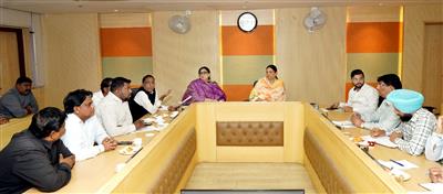 Mayor Harpreet Kaur Babla holds review meeting with Safai Mitra Union