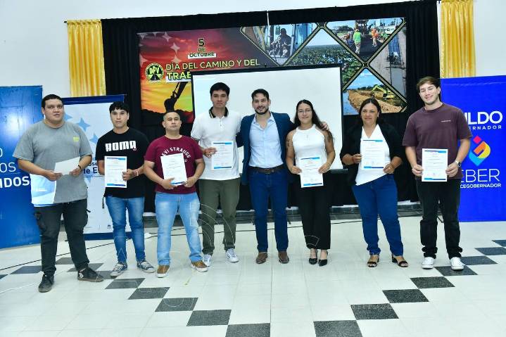 Otras 196 personas recibieron sus diplomas de finalización de cursos en diferentes rubros