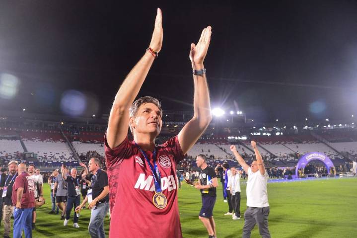 "No miré los penales". El DT racional que cedió a la cábala y festejó su primer título: Pellegrino, el padre de Lanús campeón