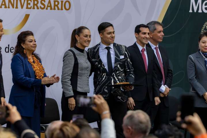 Isaac del Toro recibe Premio Nacional del Deporte