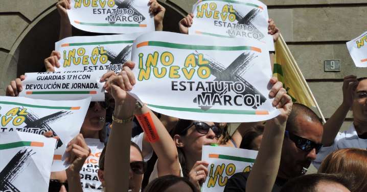 Los médicos, hartos de Mónica García: el 96 % exige un Estatuto propio y el 74 % está dispuesto a ir a la huelga