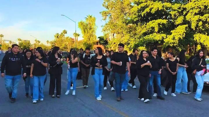 Alumnos de Unison marchan en memoria de víctimas de la explosión en Waldo’s Hermosillo