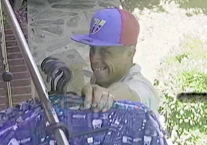 Delincuente roba 20 delantales desde local comercial a plena luz del día