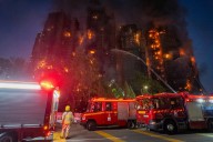 Incendio en complejo residencial de Hong Kong deja 36 personas sin vida, entre ellas un bombero
