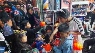 Centenares de niños salieron a pedir regalos por noche de brujas