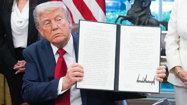 Trump firma ley para concluir cierre de gobierno en EU