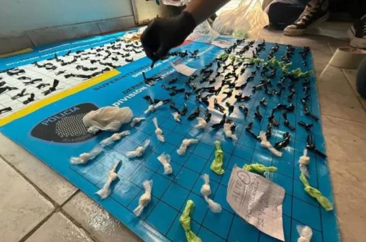 Cayó una familia narco: le secuestraron 468 envoltorios de pasta base y casi $5.000.000