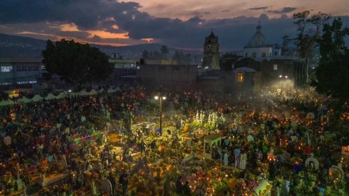 Así se vivió la alumbrada en el panteón de San Andrés Mixquic