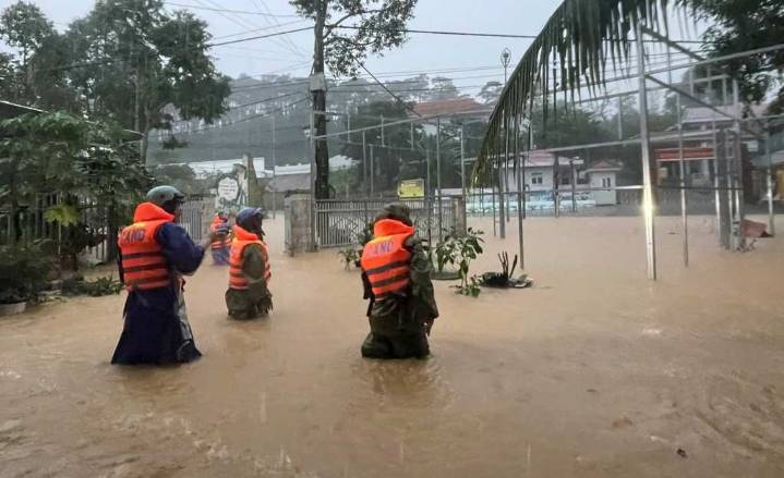 Crecen daños por inundaciones de gran magnitud en centro de Vietnam (+Fotos)