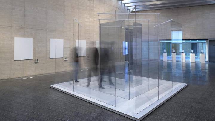 El comisario canario Álvaro Rodríguez relee las instrucciones de Yoko Ono en el MUSAC