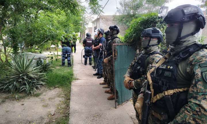 Tras dos allanamientos detuvieron a una mujer y recuperaron un teléfono celular y dinero robados