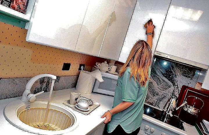 La web de Trabajo para registrar los riesgos laborales de las empleadas de hogar se cae un día antes de que sea obligatorio: las multas llegan hasta los 50.000 euros