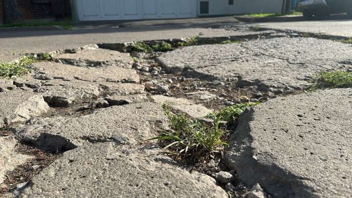 Vecinos de barrio Escalante reclaman por un socavón que lleva más de un año sin ser reparado
