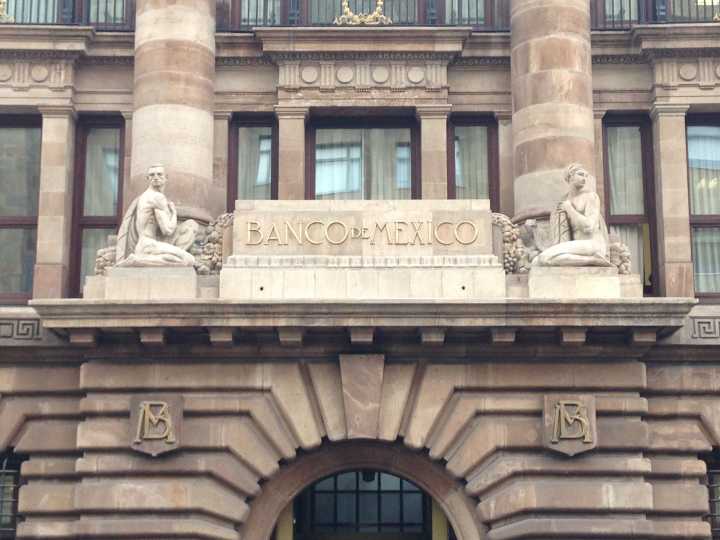 Banxico prevé que la debilidad económica presione a la baja la inflación en México