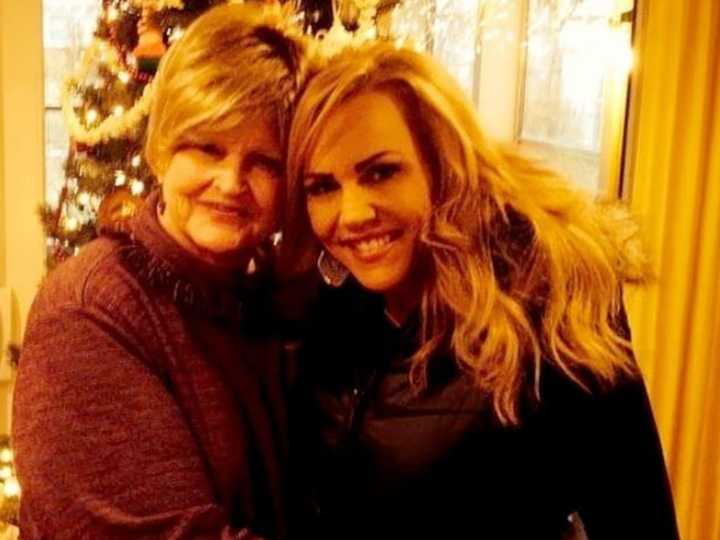 Horror en Halloween: una expresentadora de televisión asesinó salvajemente a su madre