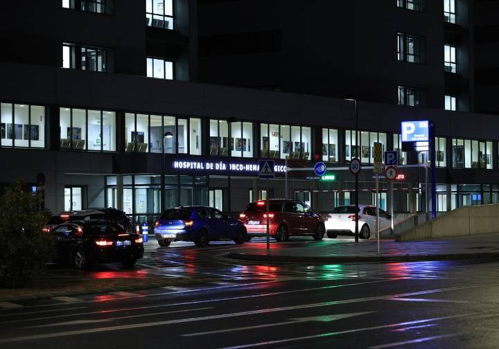 Colas de casi una hora y relevos desde el coche: el «desastre» de aparcar en el Hospital de Salamanca