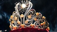 Un delicado detalle en diamantes y perlas: ¿Cuánto cuesta la corona que usará Miss Universo 2025 y qué significa el diseño?