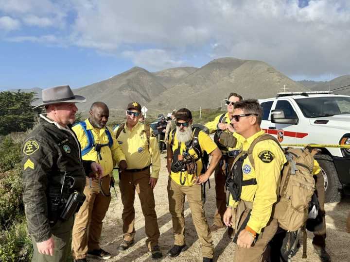 Dad dead, 5-year-old girl missing after wave pulls them into ocean