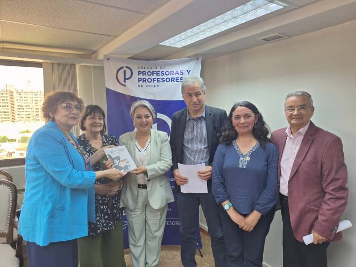 Jeannette Jara se compromete con la Educación: Deuda Histórica y bono completo para educadoras en diálogo con el Colegio de Profesores