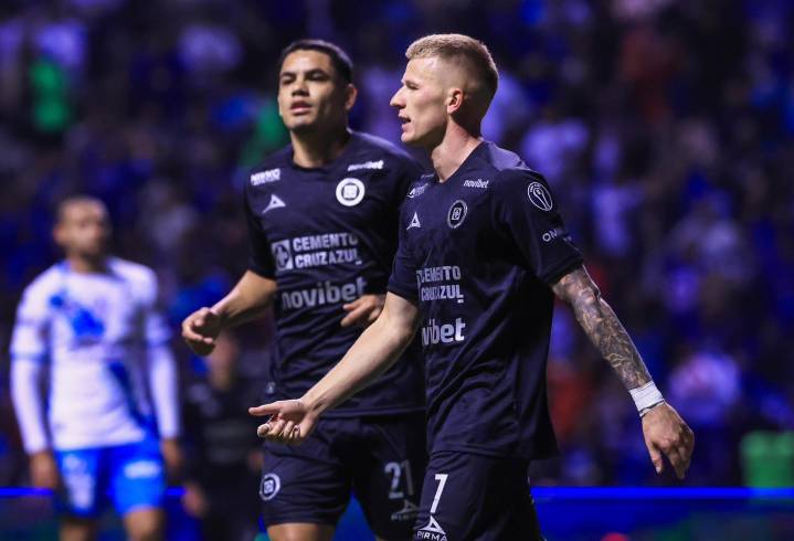 Cruz Azul arrasa al Club Puebla y consolida su liderato rumbo a la liguilla