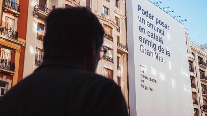 Sánchez despliega el catalán en la Gran Vía de Madrid para conmemorar los 50 años de democracia