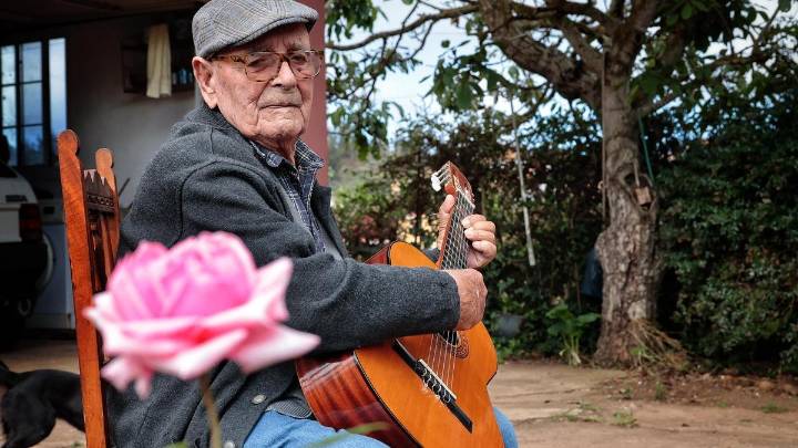 El secreto de Julio para vivir 104 años: un 'vasito' de vino y mucho genio