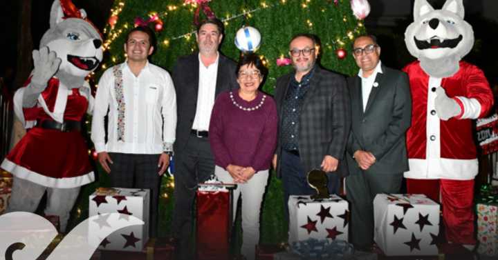 Enciende Lilia Cedillo el Árbol de Navidad en el área de la Salud BUAP