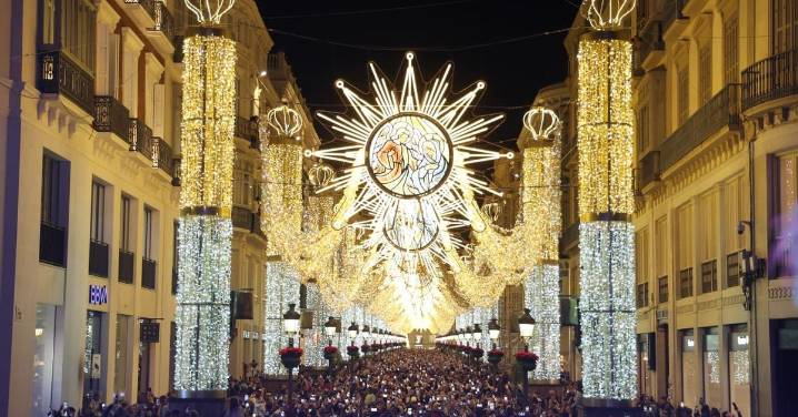 Las nuevas luces de Navidad de la calle Larios de Málaga, en fotos