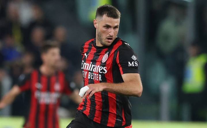 ¿Por qué Santiago Giménez no fue convocado al partido del Milan contra la Roma?