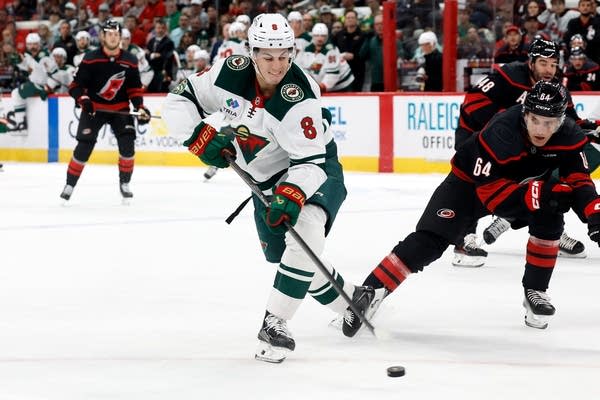 Minnesota Wild fall to the Carolina Hurricanes 4