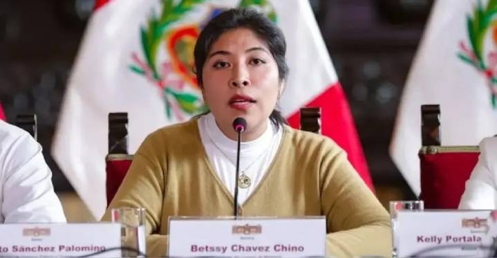 Perú ordena captura y prisión para exministra asilada en la embajada de México