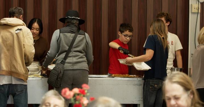 'Filling hearts': Thousands gather at SLO Elks Lodge for free Thanksgiving meal