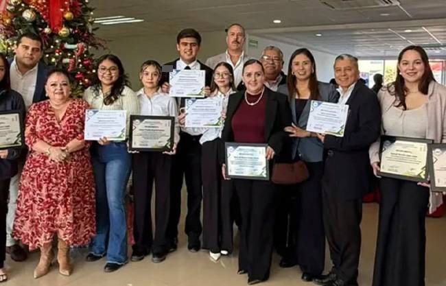 Entregan premio anual de vinculación